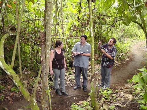 14-manuel-palacios-szal-es-segitojevel-a-los-colorados-nepnel